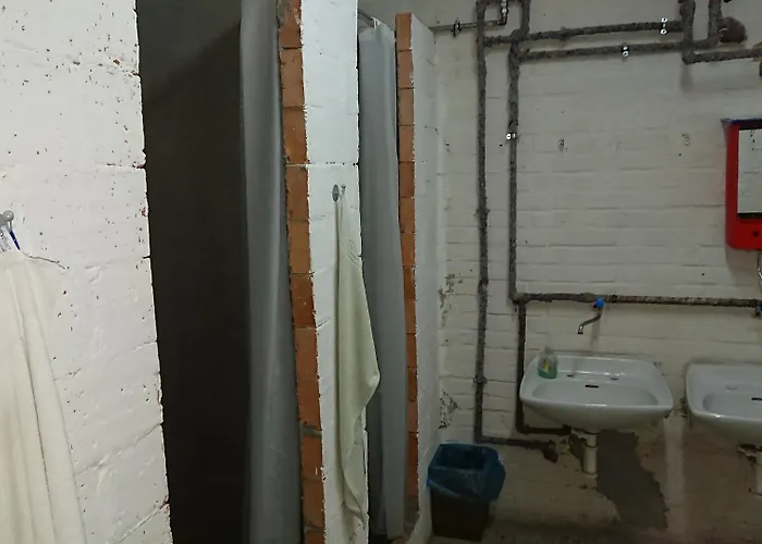 10-z Bunker Hostel *
