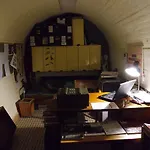 10-z Bunker Hostel *
