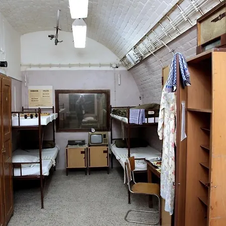 10-z Bunker Hostel *
