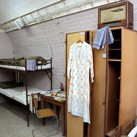 10-z Bunker Hostel *