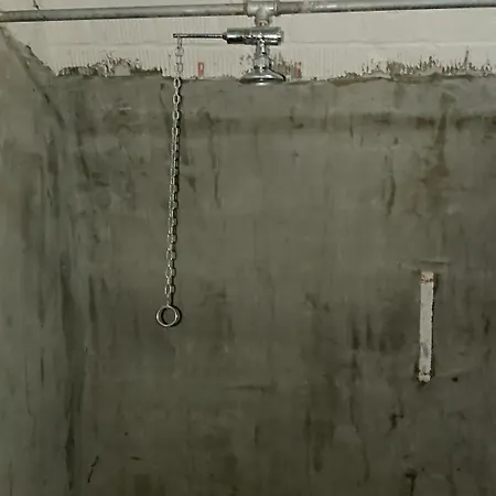 10-z Bunker Hostel *