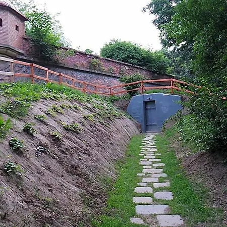 10-z Bunker Hostel *