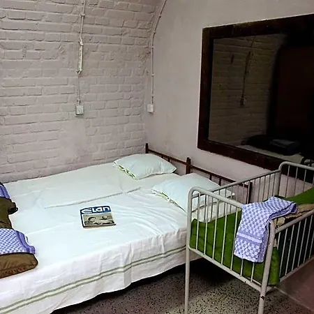 10-z Bunker Hostel *