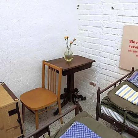 10-z Bunker Hostel *