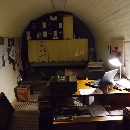 10-z Bunker Hostel *