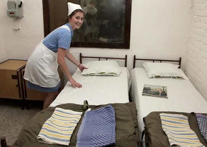 10-z Bunker Hostel *
