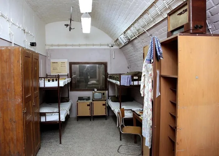 10-z Bunker Hostel *