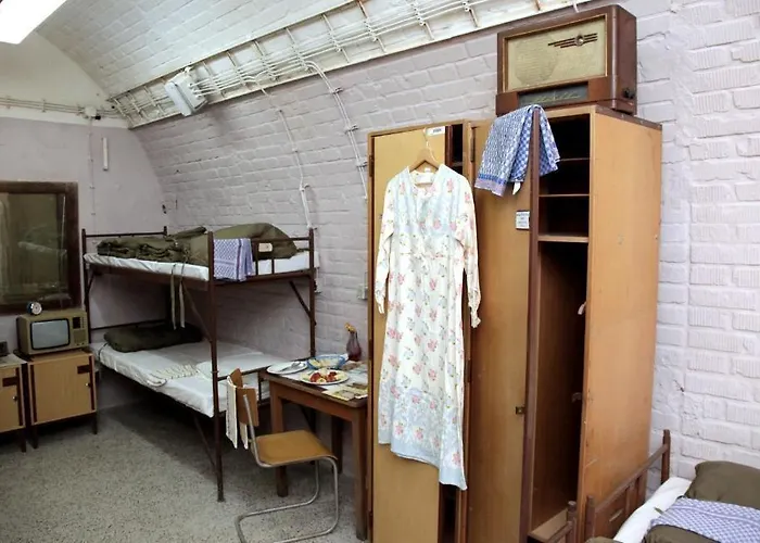 10-z Bunker Hostel *