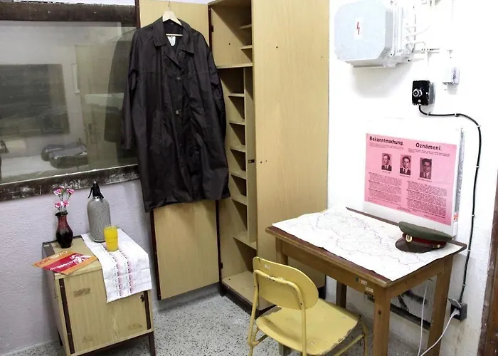 10-z Bunker Hostel *