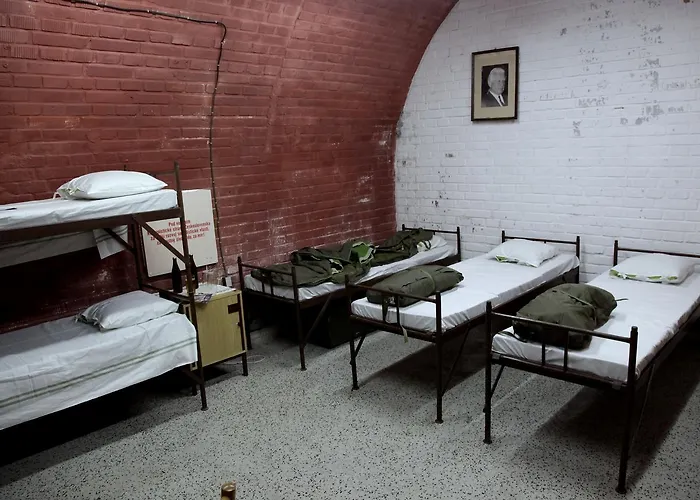 10-z Bunker Hostel *