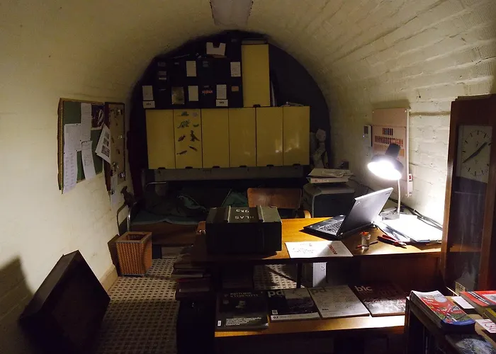 10-z Bunker Hostel *